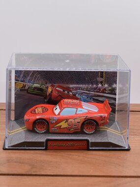 Disney Pixar Cars - LIGHTNING MCQUEEN - Die Cast In Collector's Case - NEW